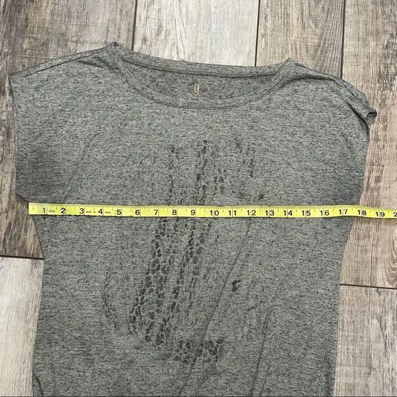 Juicy Couture Gray Short Sleeved Shirt With Metallic Leopard Design Size Medium - Picture 9 of 11